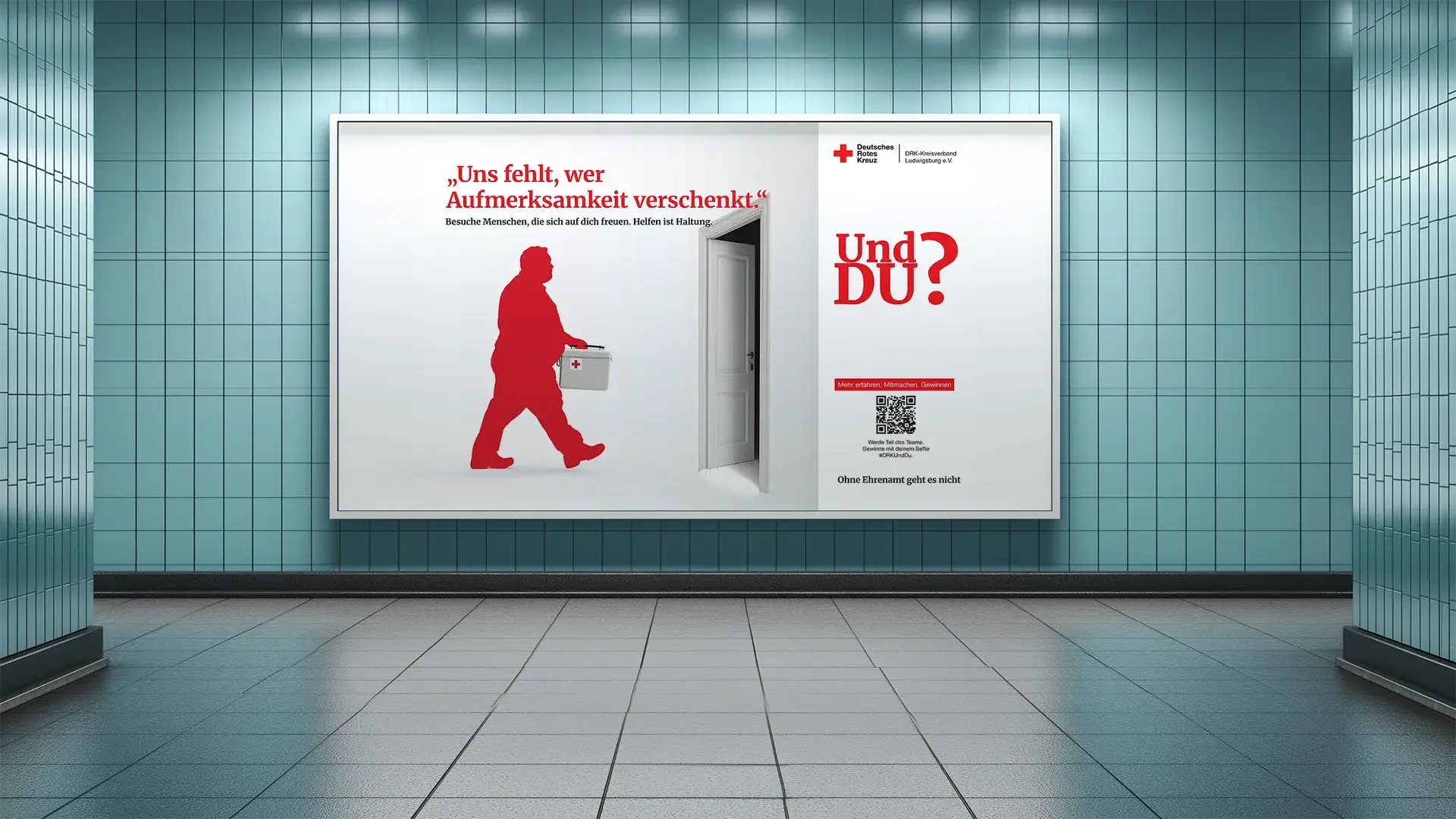 Rote Silhouette einer gehenden Person mit Koffer vor einer geöffneten Tür als symbolisches Kampagnenmotiv für fehlende Ehrenamtliche im Besuchsdienst.