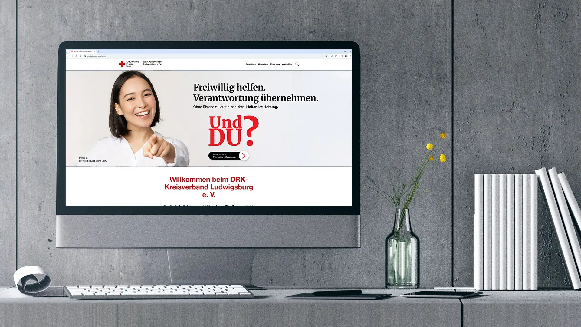 Frau zeigt auf den Betrachter auf der DRK-Landingpage der Ehrenamtskampagne „Und Du?“