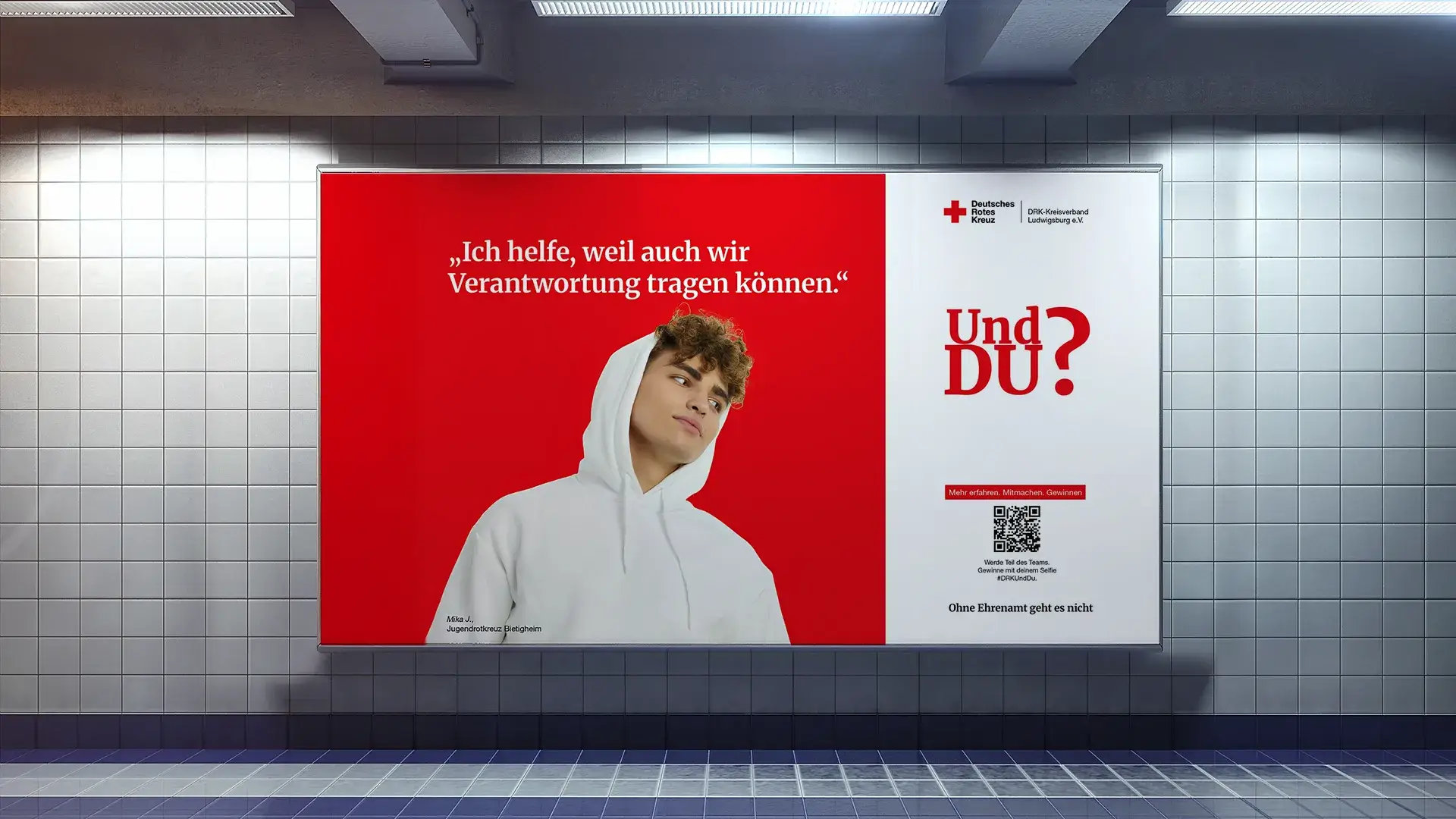 Plakatmotiv der DRK-Ehrenamtskampagne mit porträtierter junger Person vor rotem Hintergrund und der Aussage „Ich helfe, weil auch wir Verantwortung tragen können“.