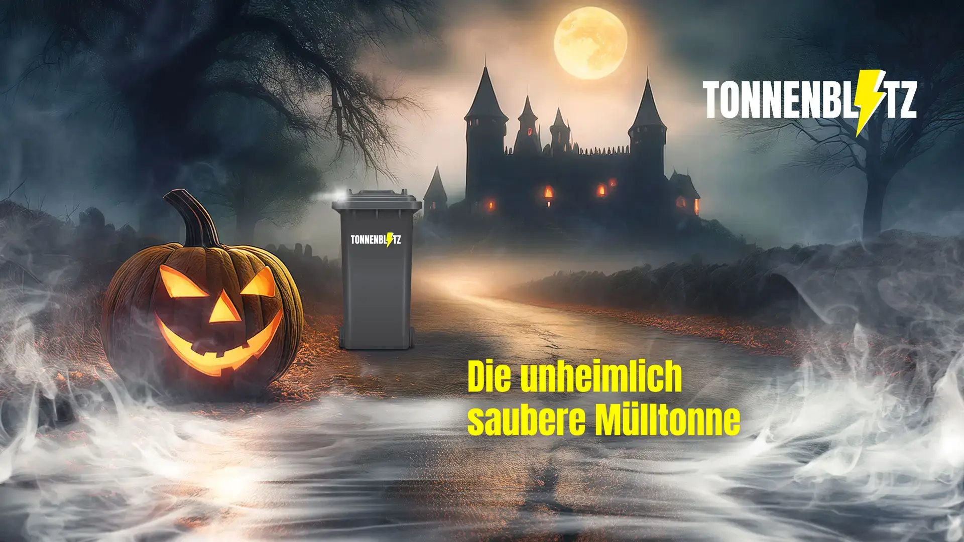 Halloween-Szene mit leuchtendem Kürbis, Nebelschwaden, einer Tonnenblitz-Mülltonne und einem düsteren Schloss unter Vollmond.