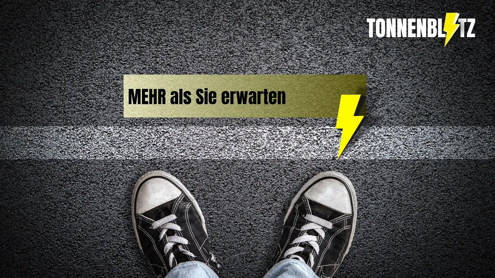Kampagnenmotiv von Tonnenblitz mit Claim „Mehr als Sie erwarten“ auf Asphalt mit Fußperspektive.