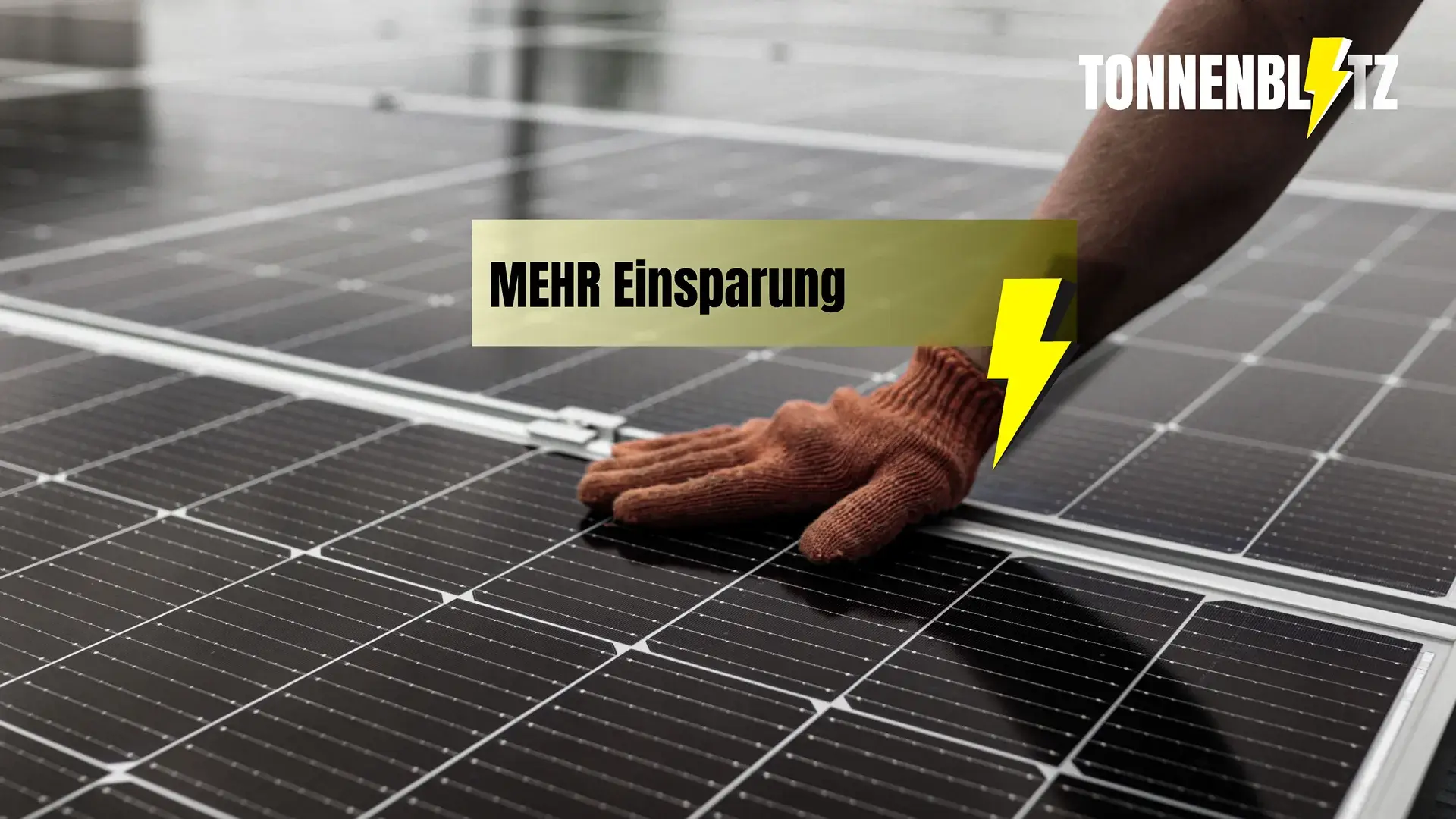Kampagnenmotiv von Tonnenblitz mit Solarmodulen und Claim „Mehr Einsparung“.