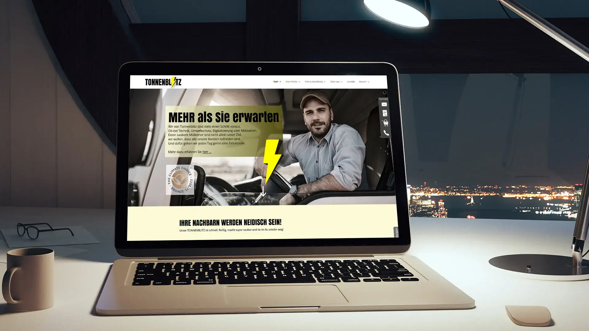 Darstellung der Tonnenblitz-Webseite auf einem Laptop als moderner Markenauftritt für professionelle Mülltonnenreinigung