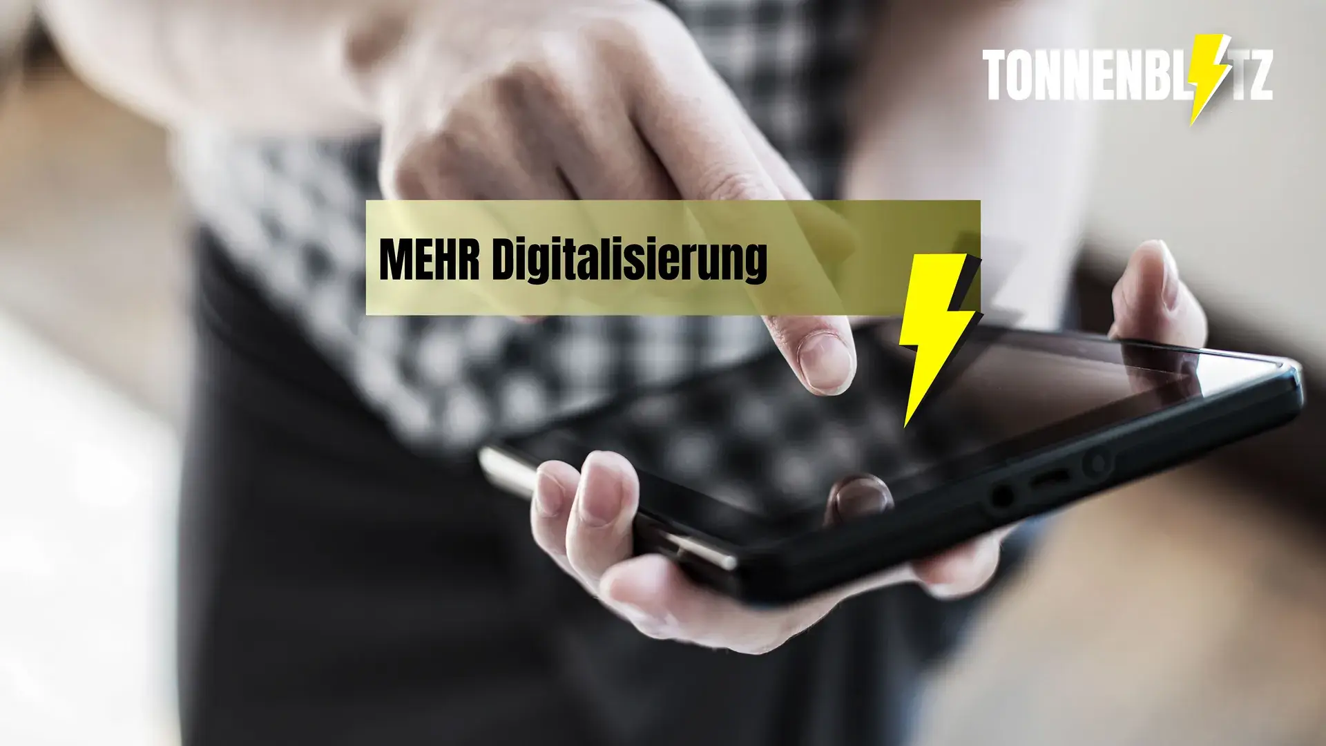 Kampagnenmotiv von Tonnenblitz mit Smartphone-Bedienung und dem Claim „Mehr Digitalisierung“.