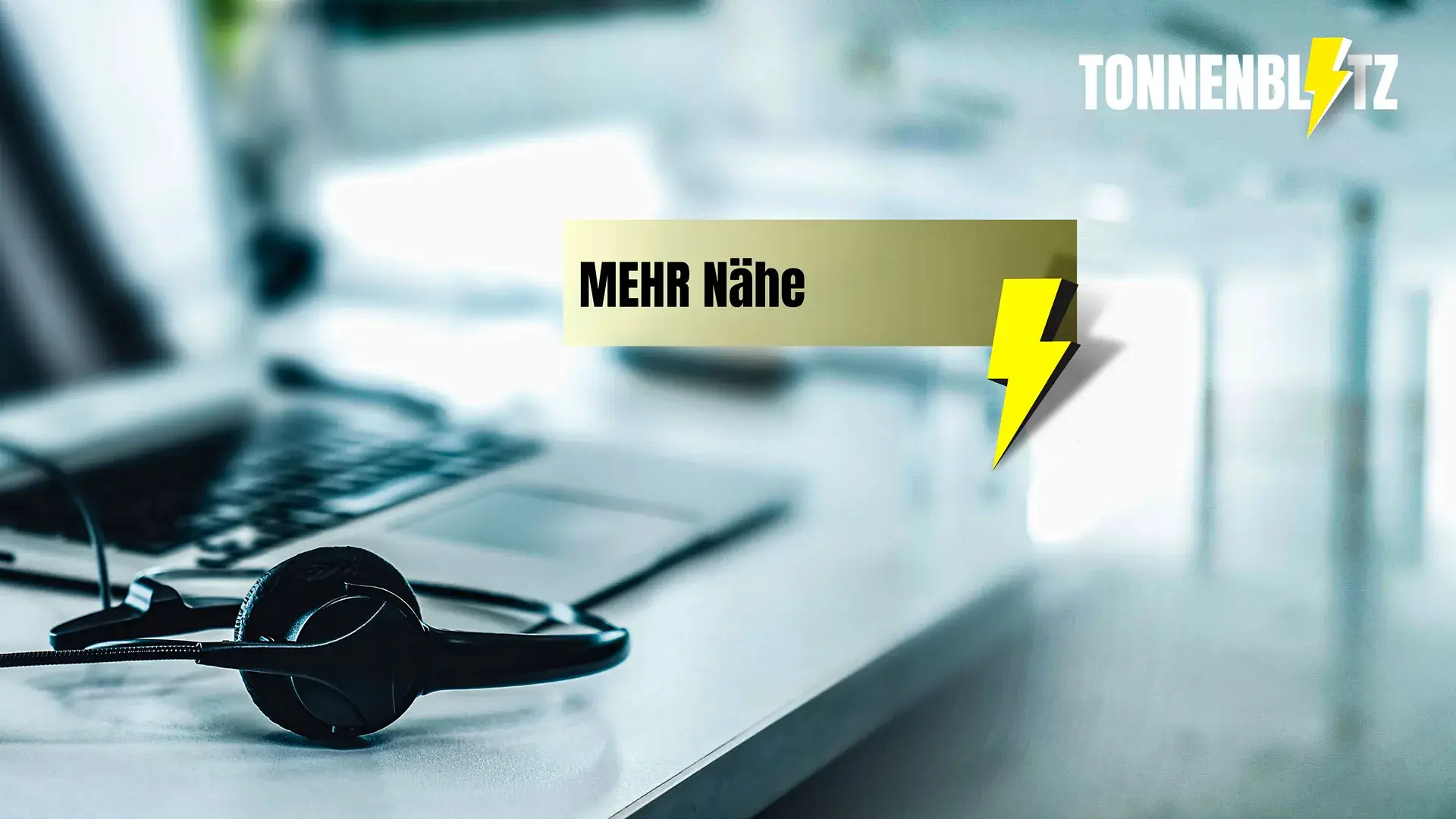 Kampagnenmotiv von Tonnenblitz mit Headset und Arbeitsplatz, Claim „Mehr Nähe“.