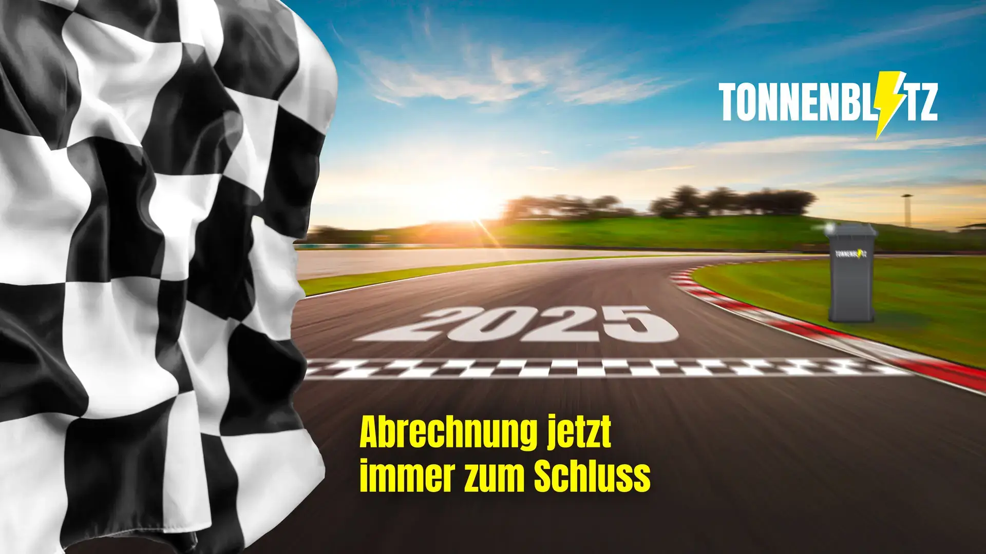 Rennstrecke mit Ziellinie und großer Jahreszahl 2025 auf dem Asphalt, links eine schwarz-weiße Rennflagge, rechts eine Tonnenblitz-Mülltonne.