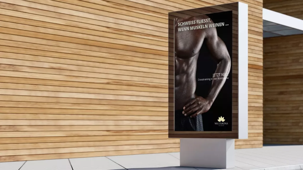 Werbung für Crosstraining in der Waldsauna, zeigt einen muskulösen Oberkörper eines Mannes vor einer Holzverkleidung.