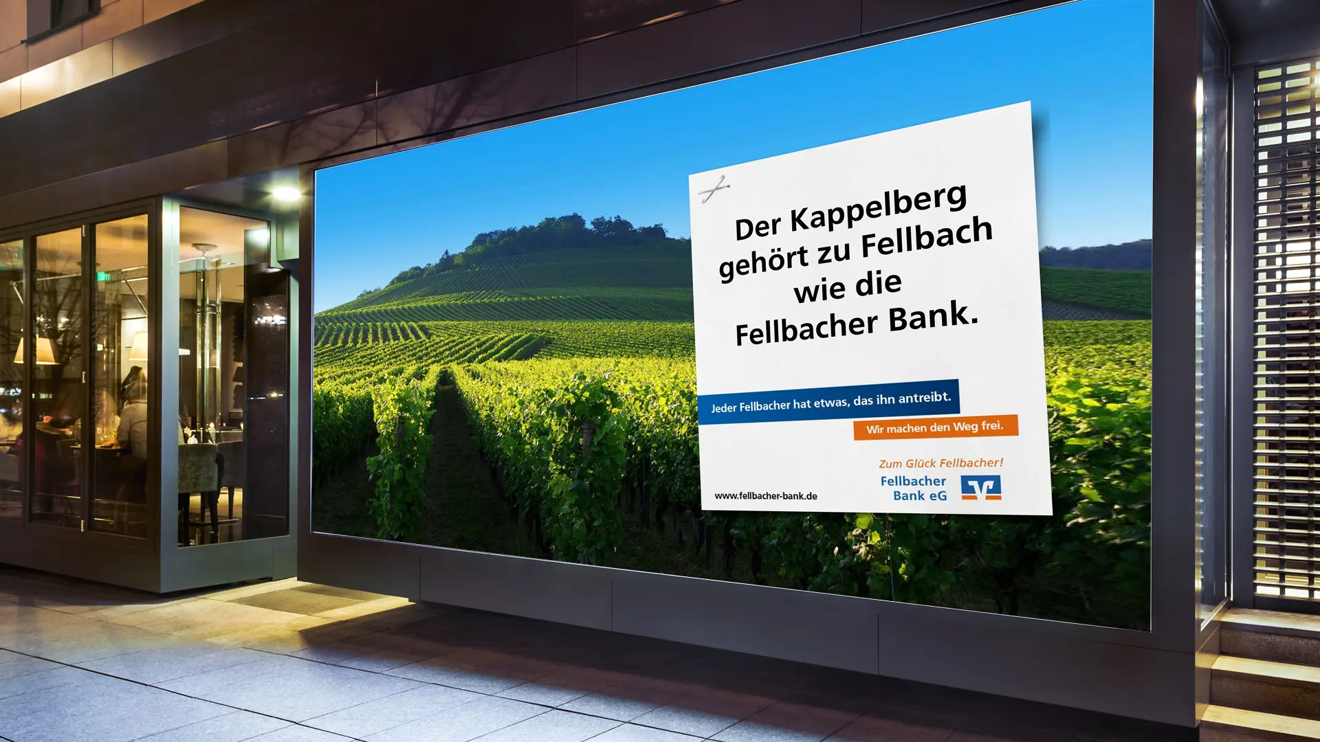 Großflächenplakat der Fellbacher Bank mit Blick auf die Weinberge des Kappelbergs und dem Claim ‚Der Kappelberg gehört zu Fellbach wie die Fellbacher Bank