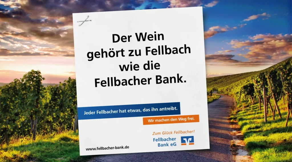 Plakat der Fellbacher Bank vor Weinbergen in Fellbach mit der Botschaft „Der Wein gehört zu Fellbach wie die Fellbacher Bank