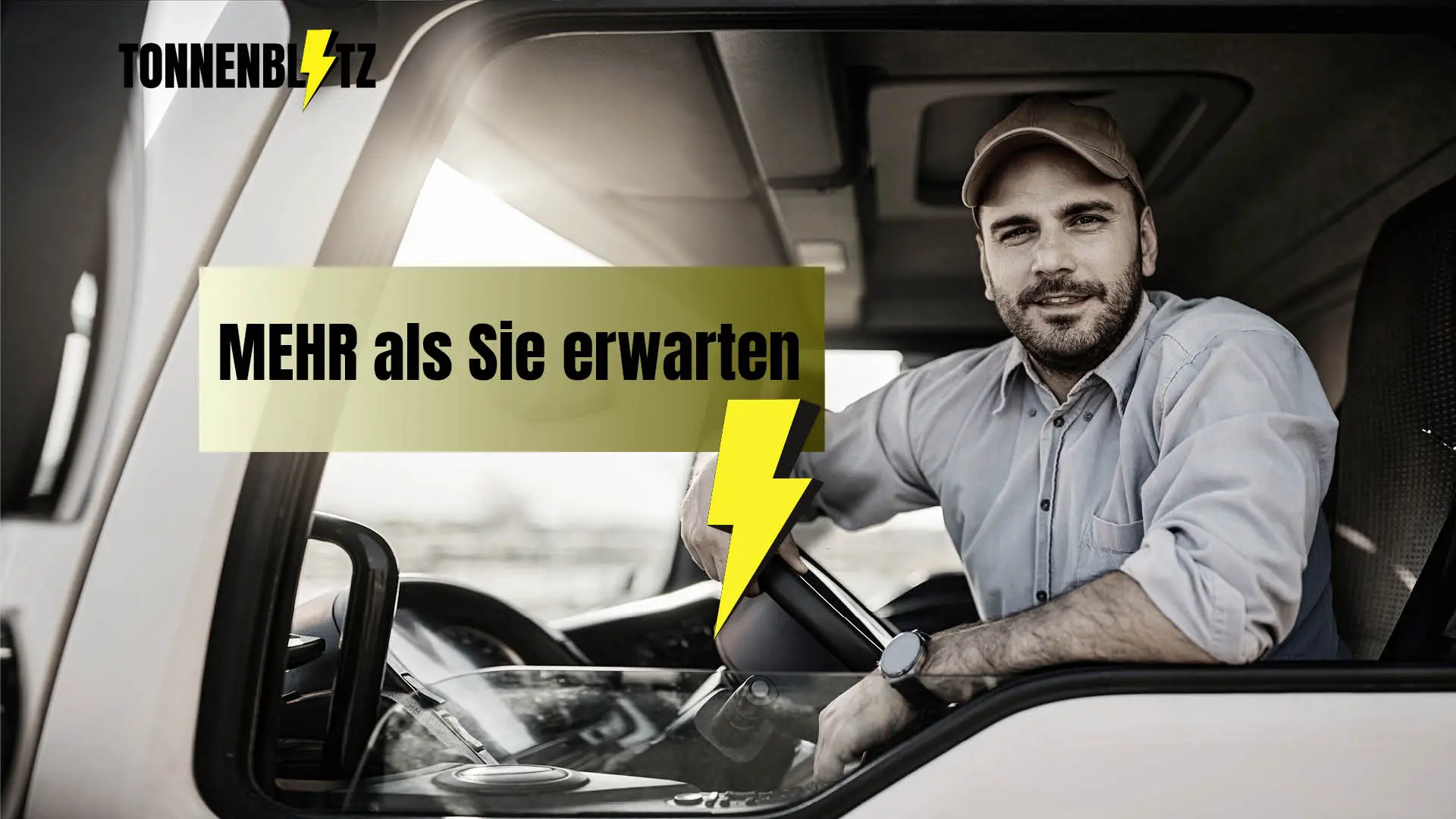Lächelnder Mann im Fahrerhaus eines Fahrzeugs mit dem Schriftzug "MEHR als Sie erwarten" und einem Blitzsymbol, das für Energie und Dynamik steht.