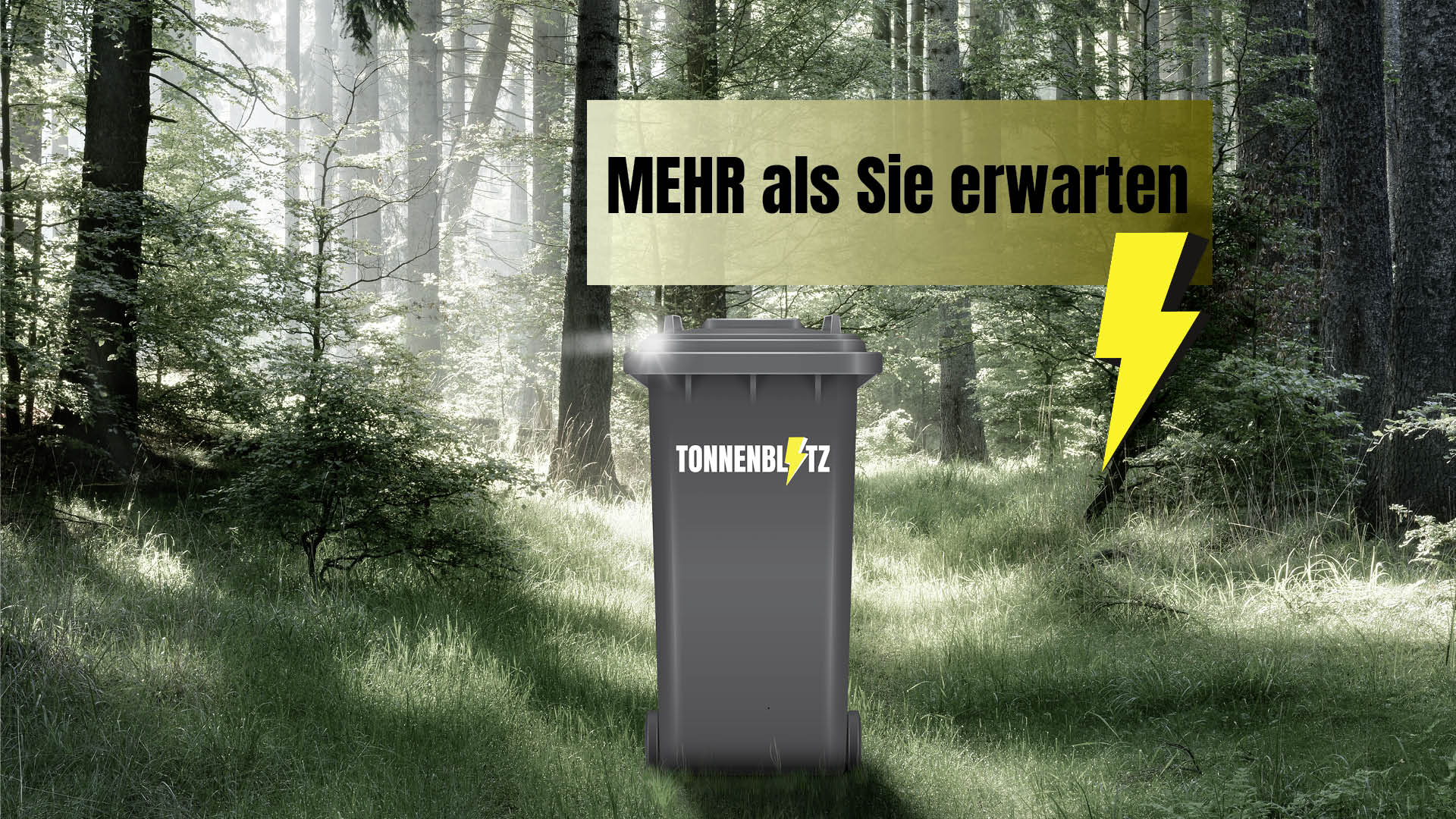 Eine Mülltonne mit dem Logo "TONNENBLITZ" steht im Wald, umgeben von Bäumen und grünem Gras. Der Text "MEHR als Sie erwarten" hebt die Vorteile des Produkts hervor und wird von einem Blitzsymbol begleitet.