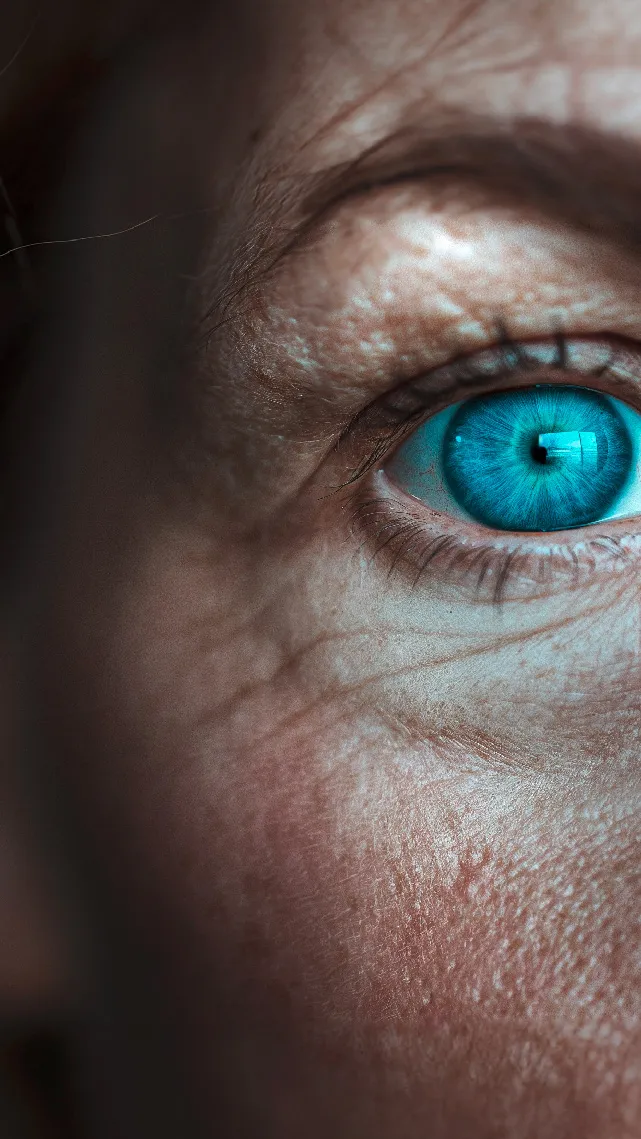 Detailaufnahme eines blauen Auges als Symbol für Klarheit, Fokus und den Blick hinter die Begriffe im Marketing-Glossar.