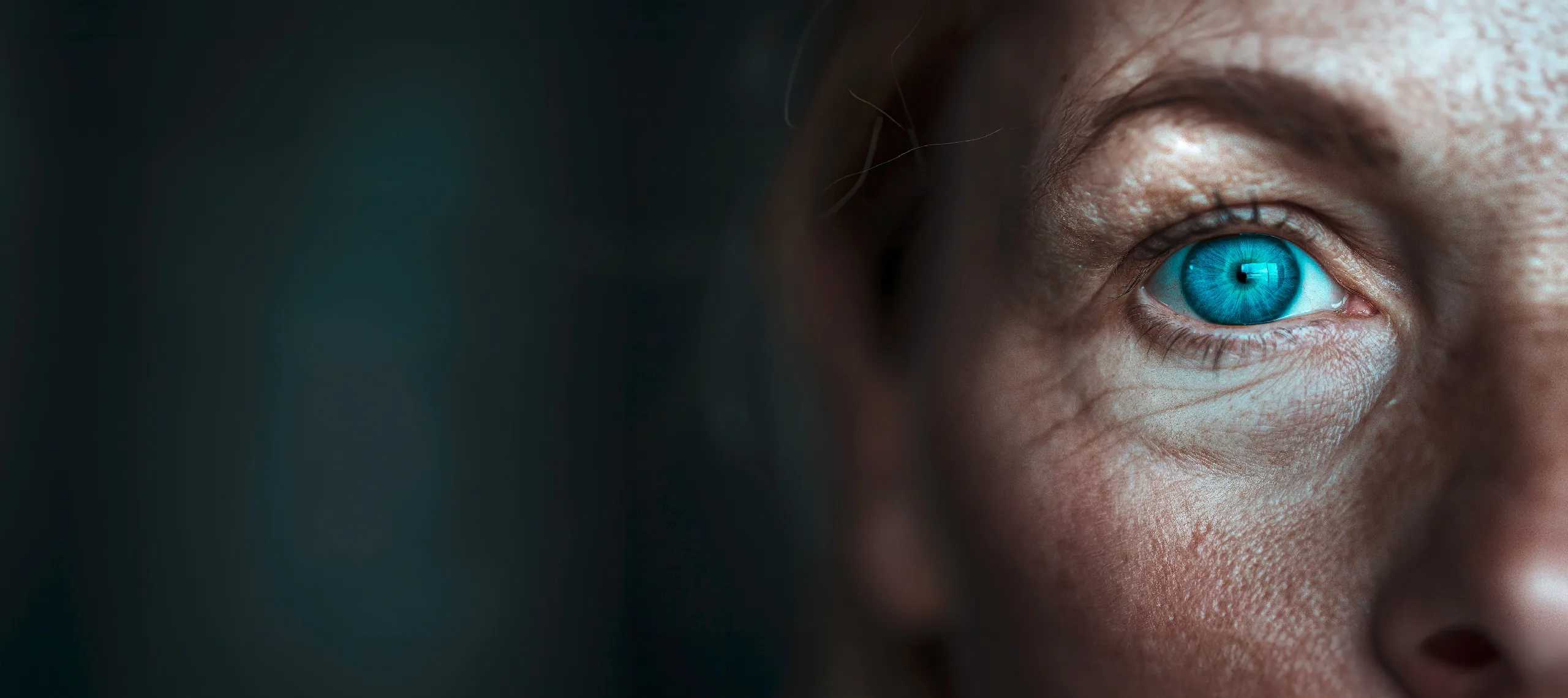 Detailaufnahme eines blauen Auges als Symbol für Klarheit, Fokus und den Blick hinter die Begriffe im Marketing-Glossar.“