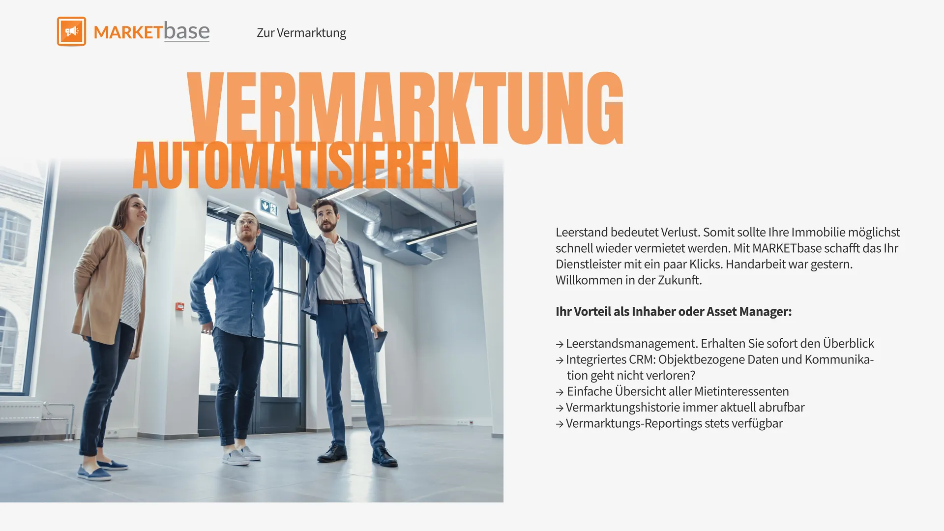 Ein Immobilienmanager besichtigt eine leerstehende Gewerbefläche mit zwei Interessenten.