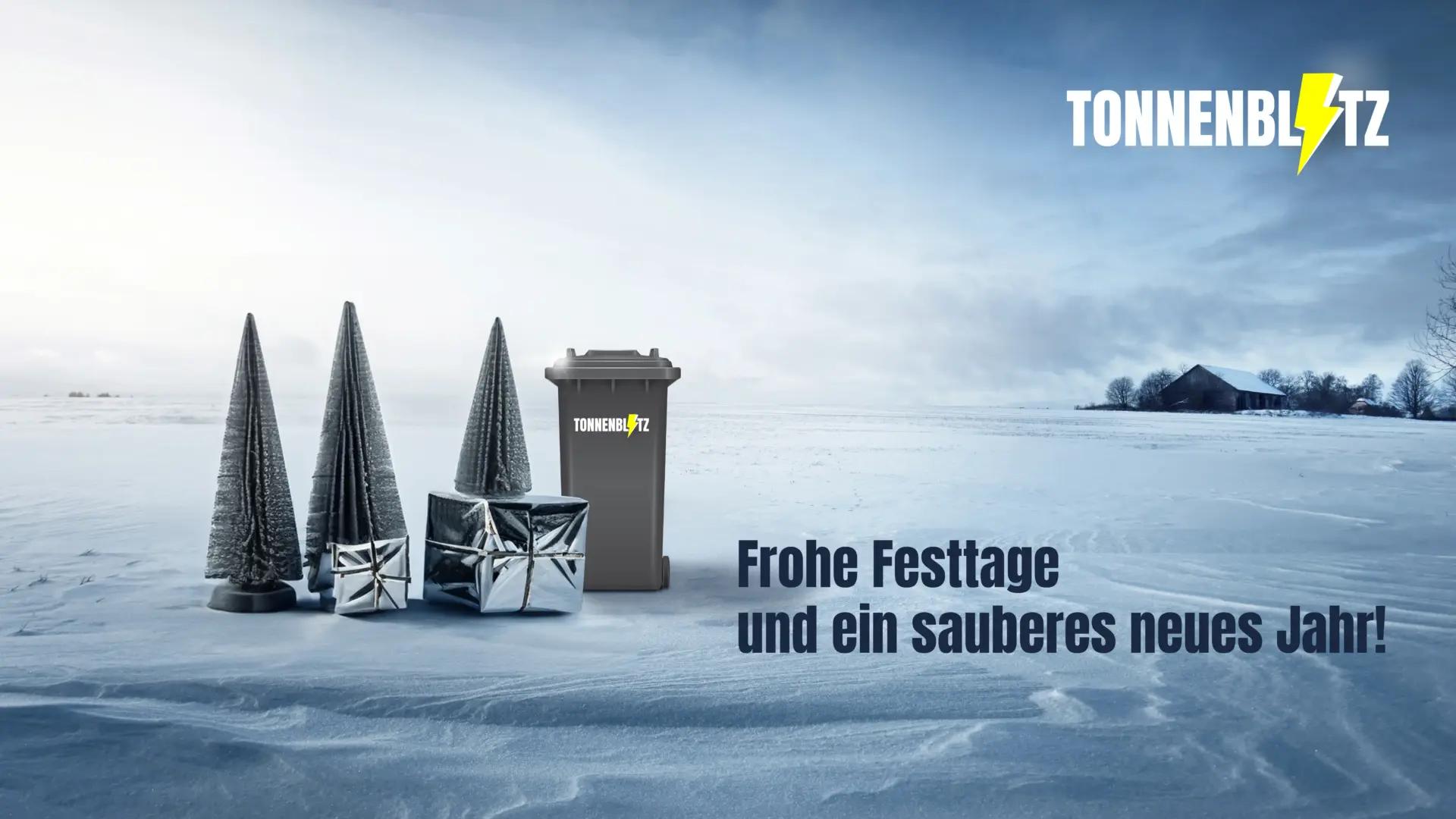 Winterliches Motiv mit Tonnenblitz-Mülltonne, dekorativen Tannenbäumen und Geschenkpaketen in einer verschneiten Landschaft mit Festtagsgruß.