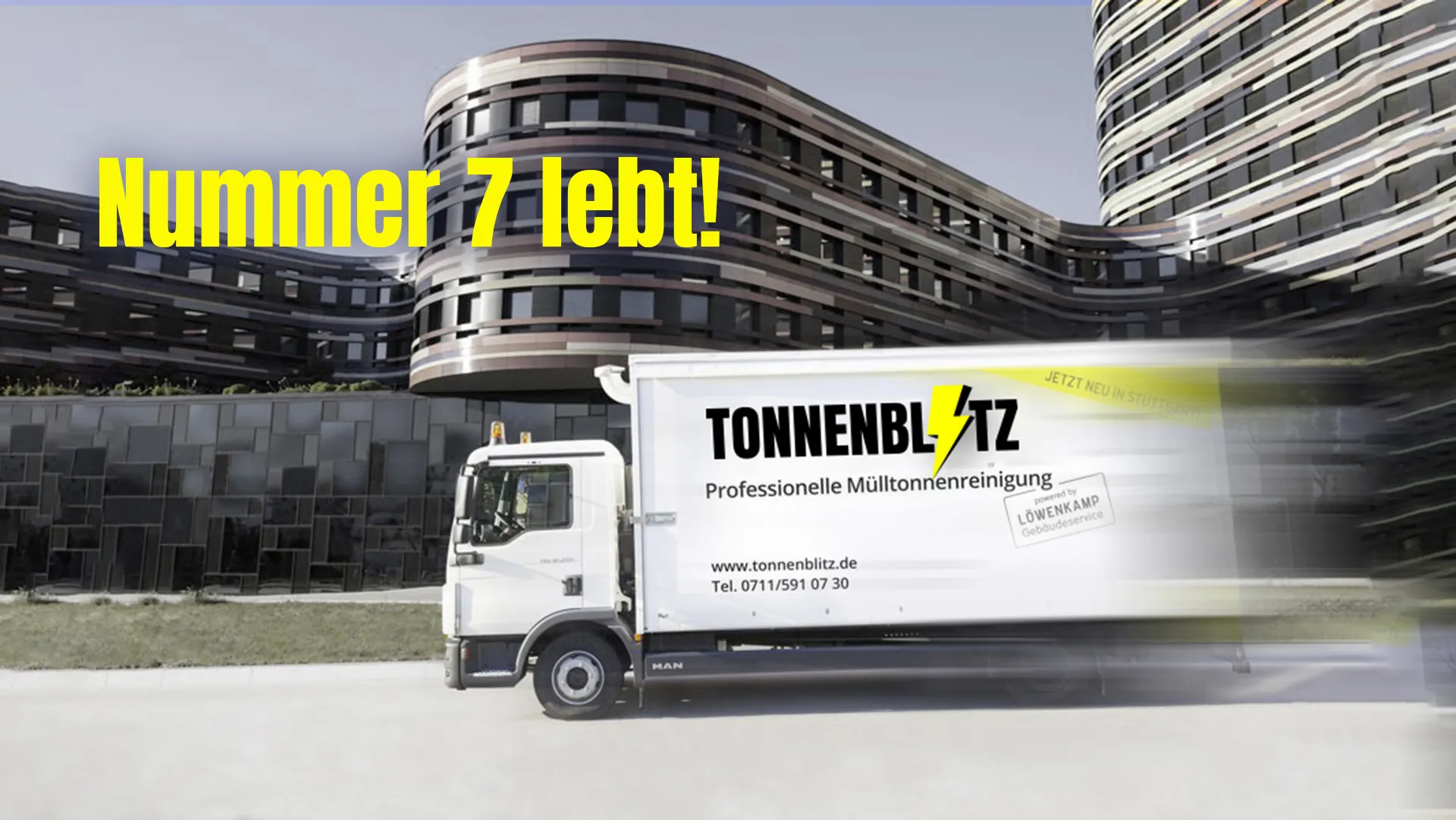 Tonnenblitz-LKW fährt dynamisch an einem modernen Bürogebäude vorbei, mit dem Schriftzug ‚Nummer 7 lebt!‘ als Hinweis auf das neue Flottenfahrzeug.