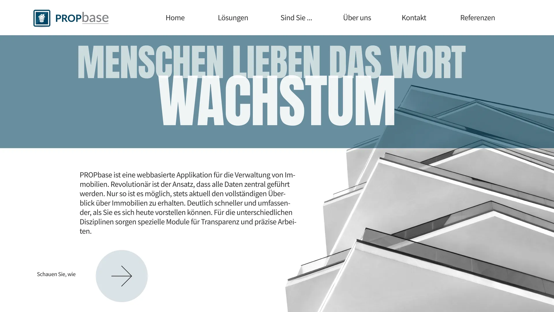 Moderne Architektur als Symbol für Wachstum und digitale Entwicklung bei PropBase