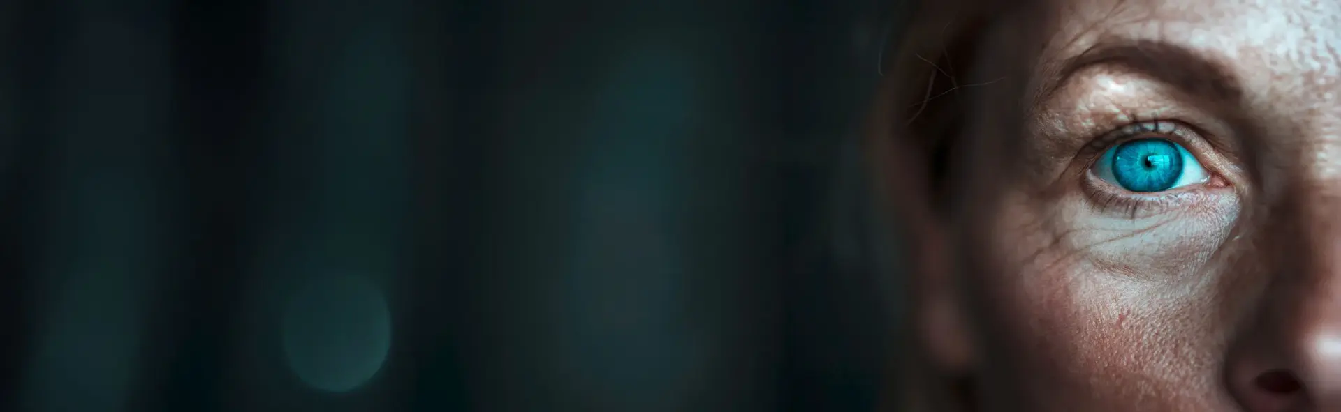 Fokussierte Frau als Symbol für Klarheit und Markenwissen im Lexikon