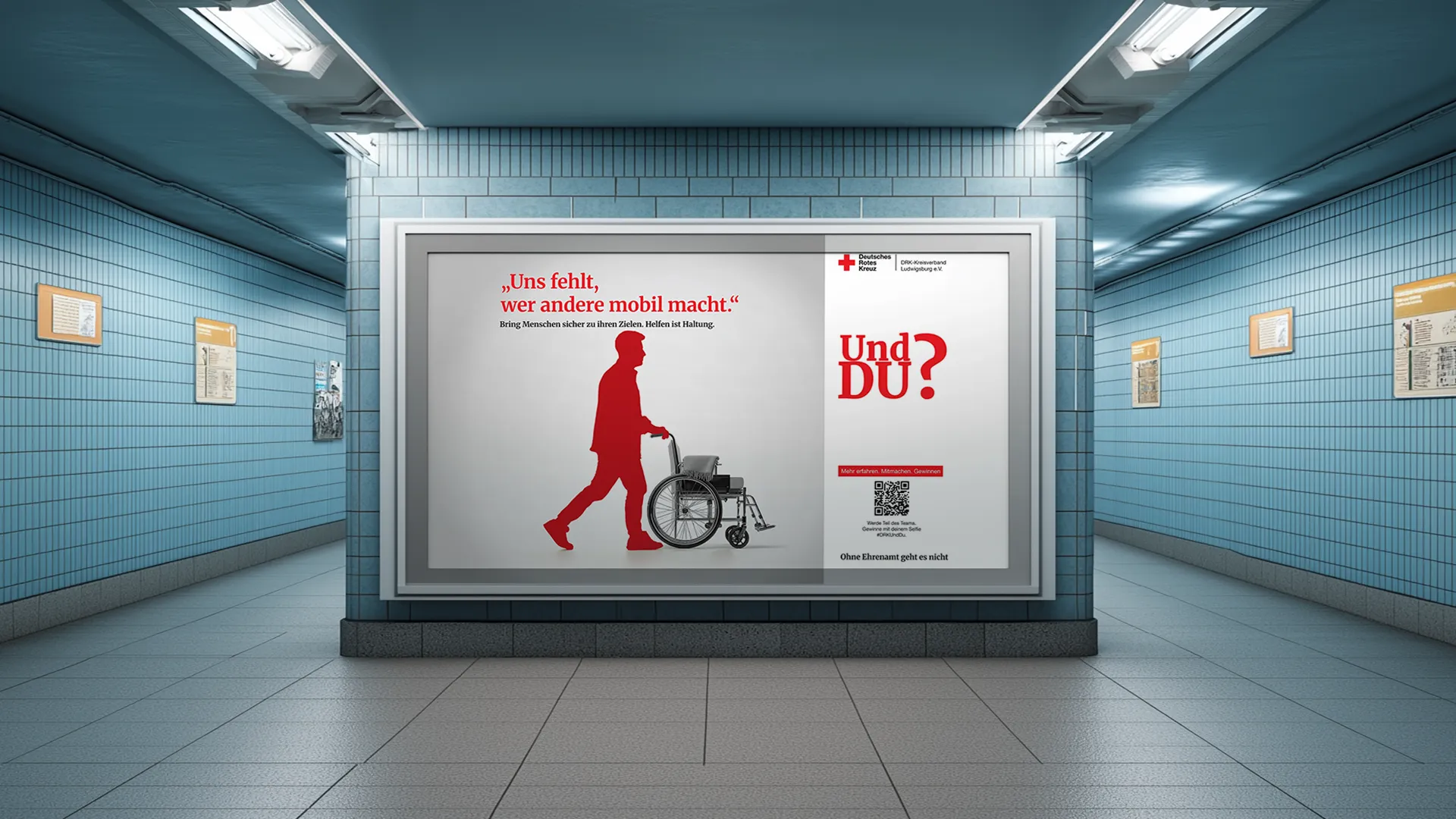 Rote Silhouette neben einem leeren Rollstuhl als symbolisches Kampagnenmotiv für ehrenamtliches Engagement im Bereich Mobilität beim DRK.