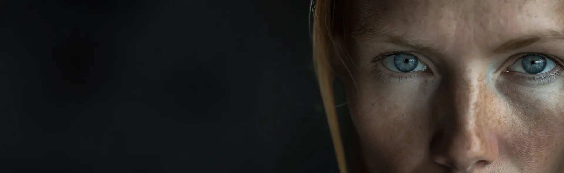 Fokussierter Blick einer Frau als Sinnbild für klare Markenstrategie und Positionierung