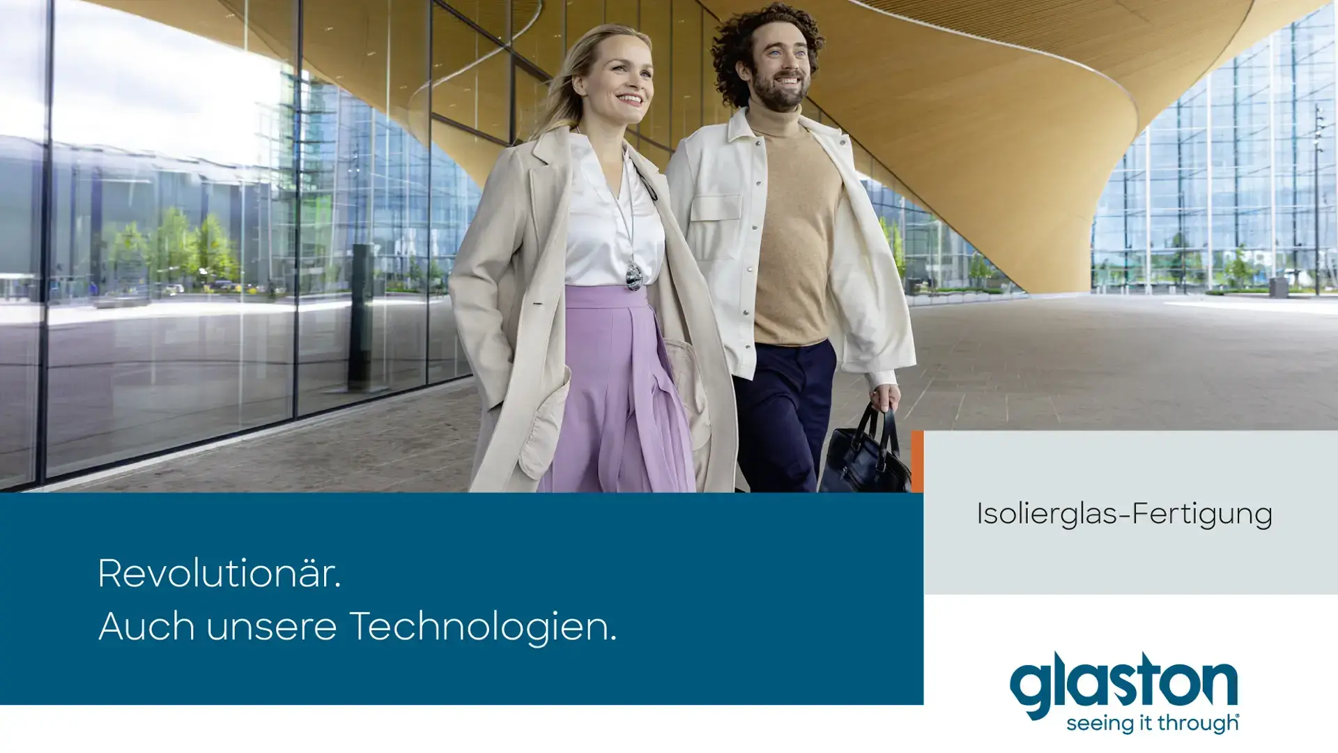 Paar in eleganter Kleidung, das durch ein modernes Gebäude mit großen Glasflächen geht, symbolisiert Innovation und Fortschritt in der Isolierglas-Fertigung von Glaston.