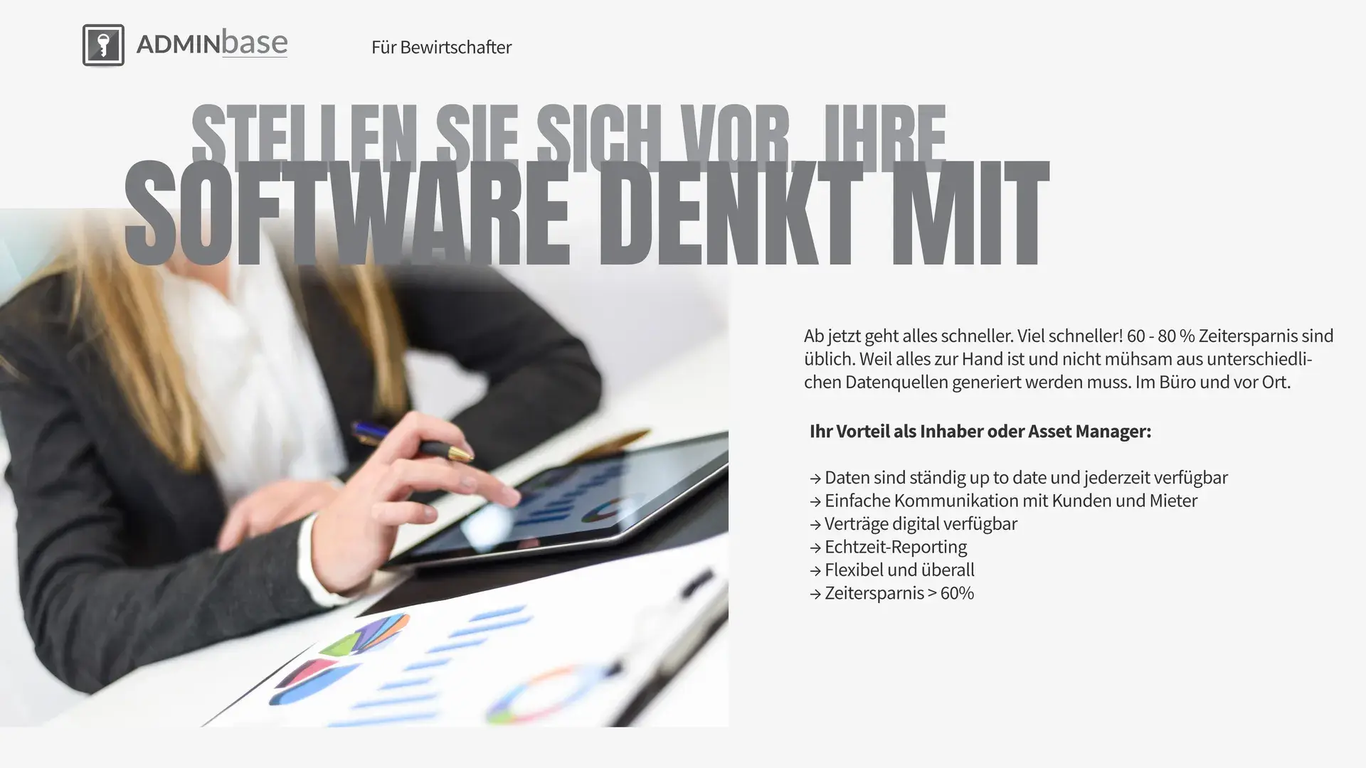 Immobilienbewirtschafterin arbeitet am Tablet mit digitalem Reporting – ADMINbase Software für effizientere Verwaltung