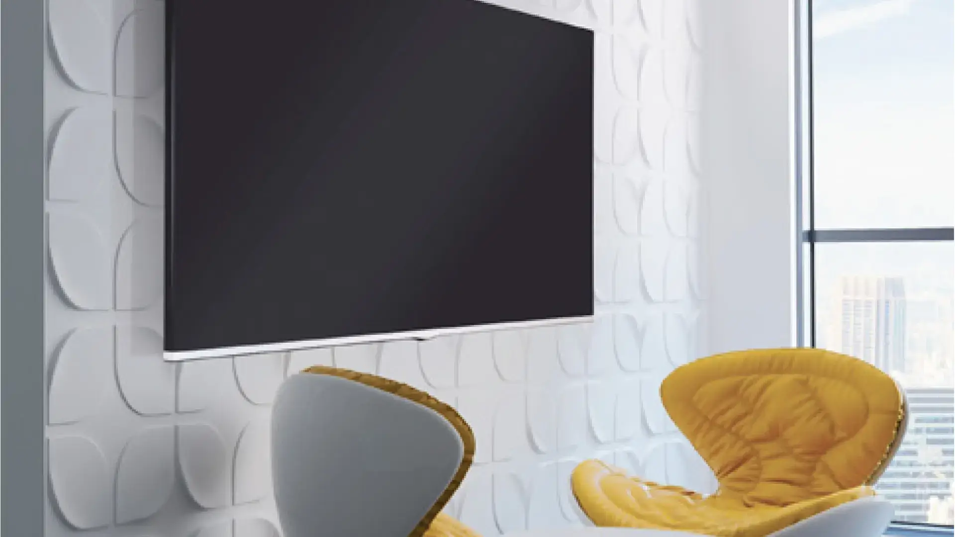 Moderne Wohnzimmereinrichtung mit einem großen, flachen Fernseher an einer stilvollen, strukturierten Wand und zwei eleganten Stühlen in Gelb und Grau.