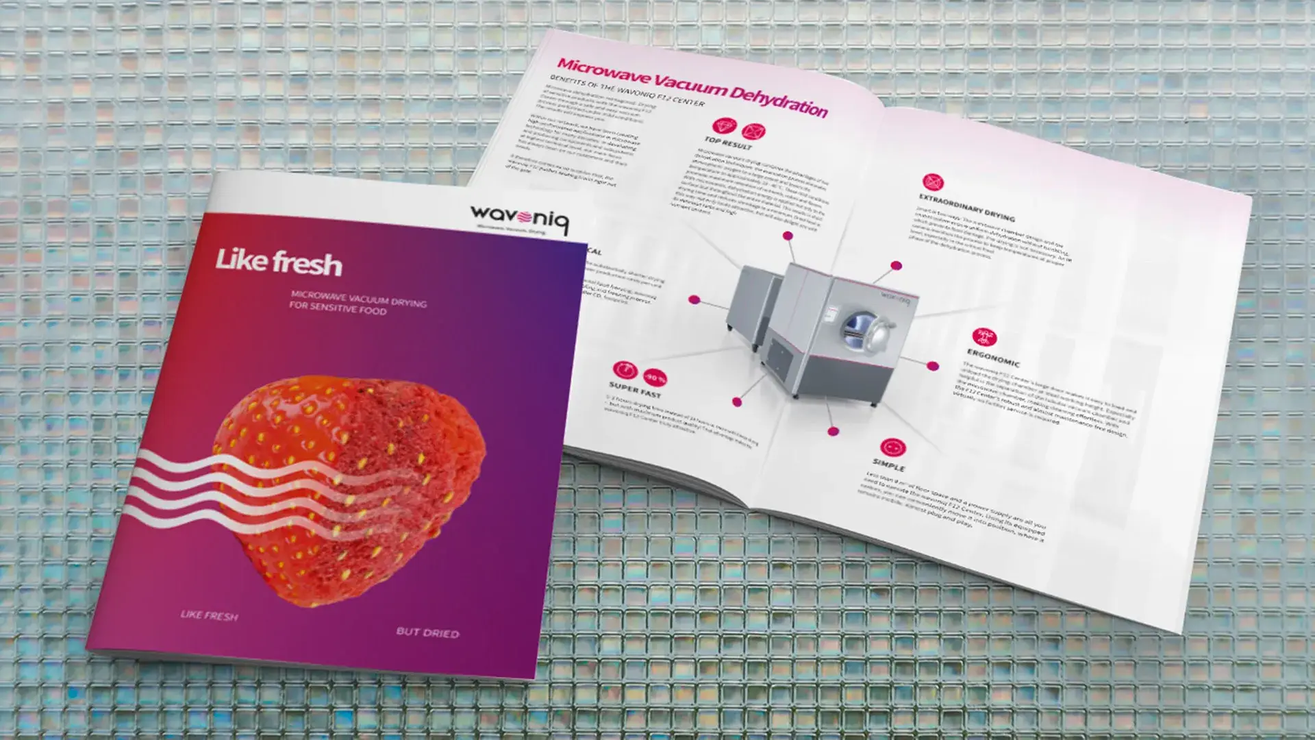 Geöffnete Produktbroschüre von wavoniq mit Darstellung der Mikrowellen-Vakuumtrocknung und ihren Vorteilen.
