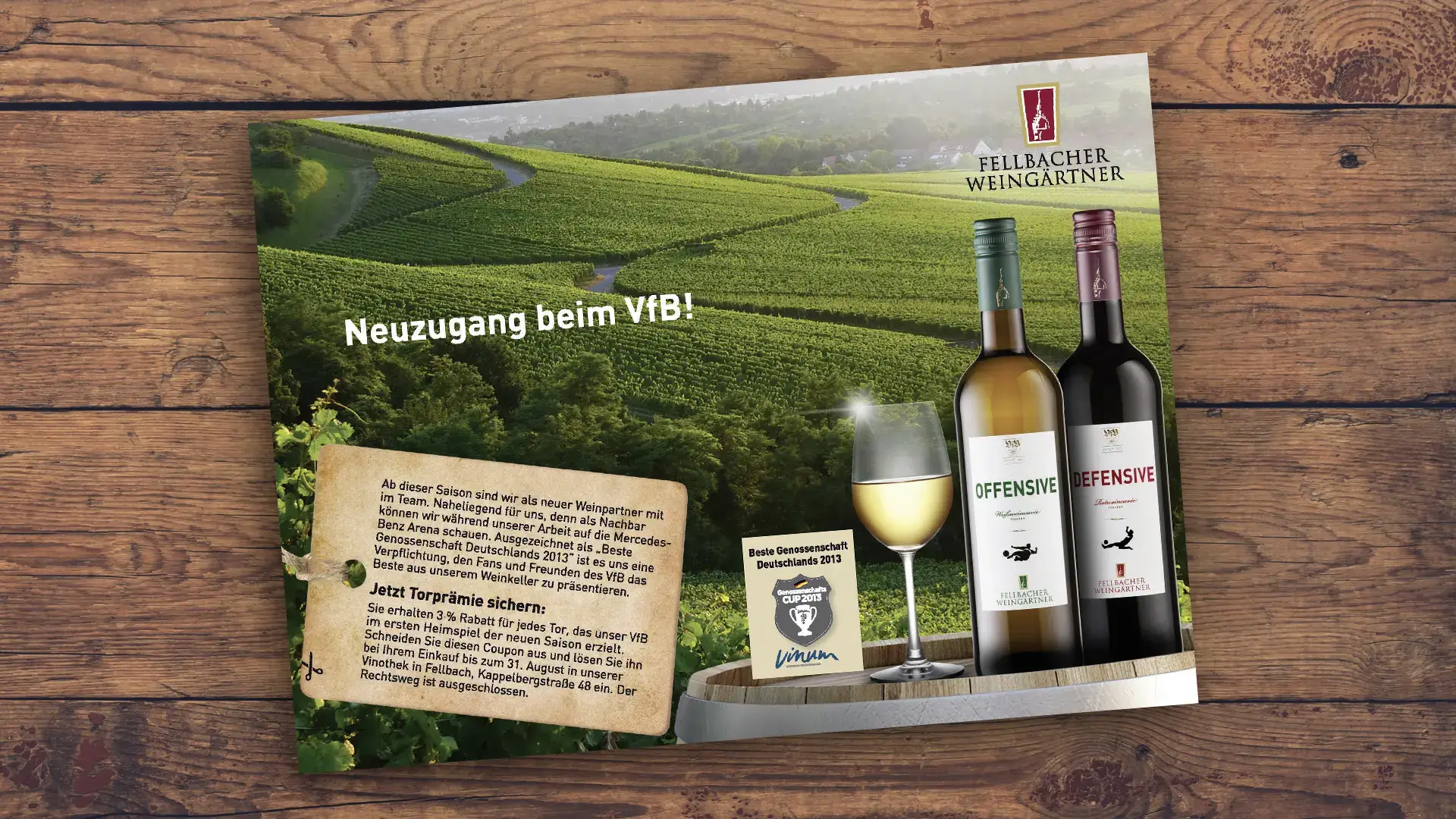 Bild mit Weinflaschen von Fellbacher Weingärtner, darunter ein Weinglas, vor einer malerischen Weinlandschaft. Ankündigung des neuen Weinpartners VfB mit Informationen zu Rabatten und Aktionen für Fans.