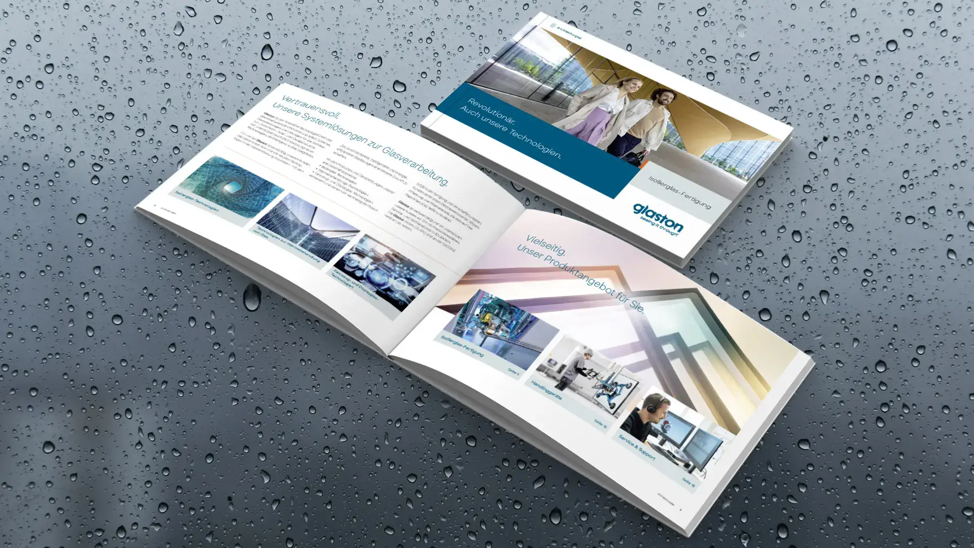 Offene Broschüre von Glaston auf einem regnerischen Untergrund, zeigt innovative Lösungen zur Glasverarbeitung und Produktangebote.