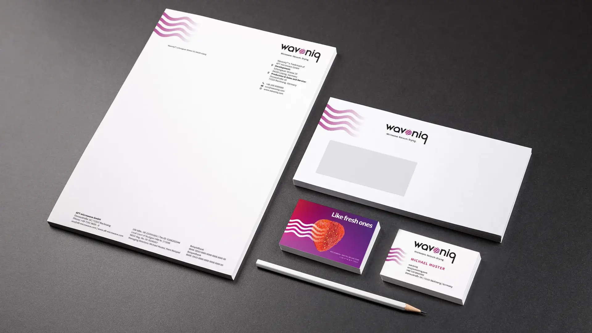 Geschäftsausstattung von wavoniq mit Briefbogen, Umschlag, Visitenkarten und Bleistift im Corporate Design.