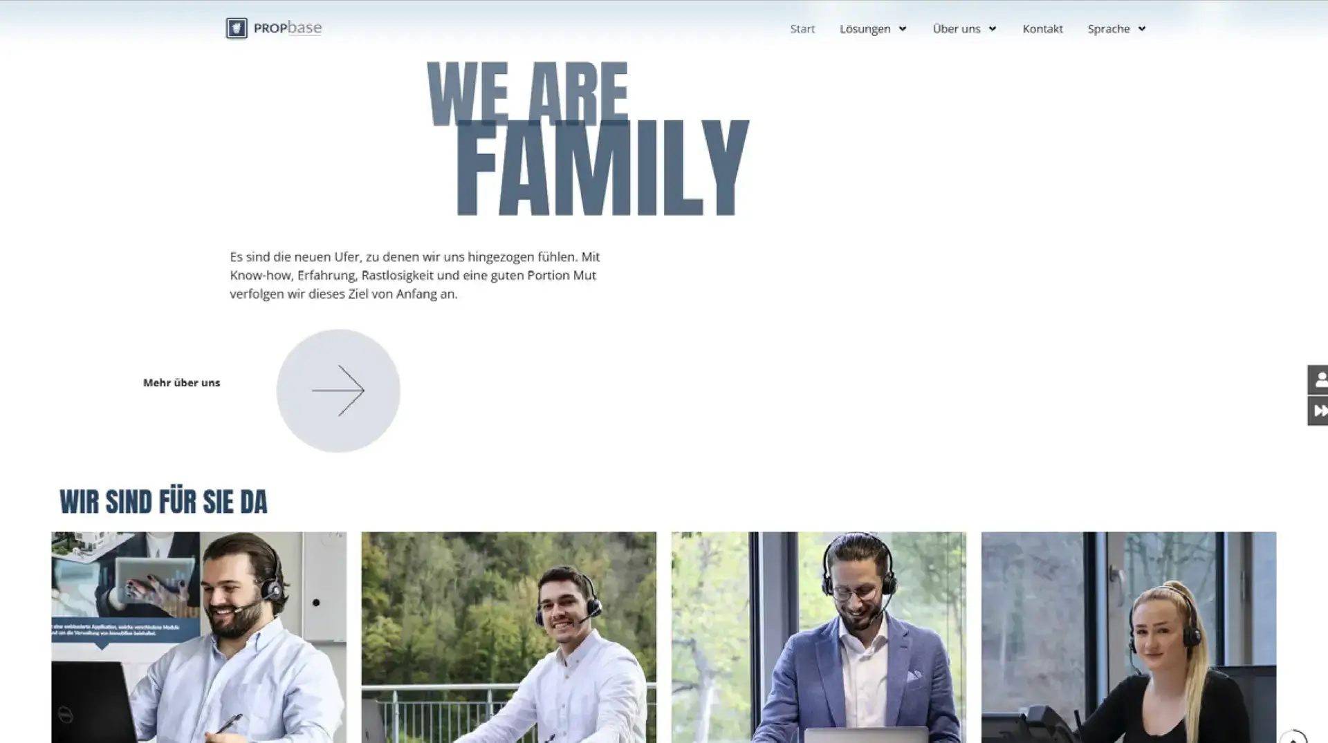 Team von PROPbase, das Kundenservice und Lösungen anbietet. Verschiedene Mitarbeiter in Büroumgebung, die Headsets tragen und an Laptops arbeiten. Fokus auf Teamarbeit und Kundenorientierung.