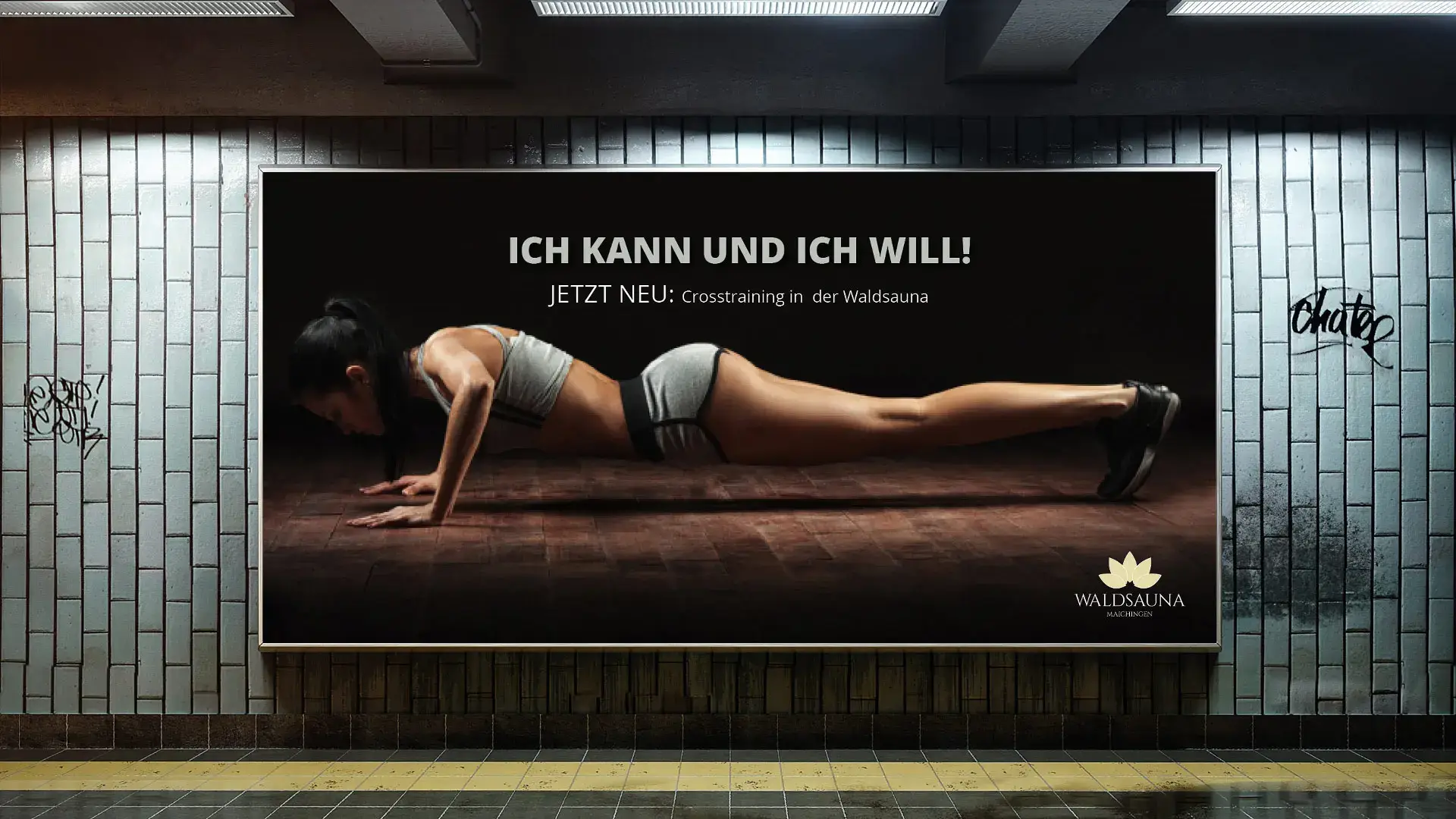 Werbung für Crosstraining in der Waldsauna mit einer Frau, die Liegestütze macht, vor einem modernen, urbanen Hintergrund. Text betont Motivation und Fitness.