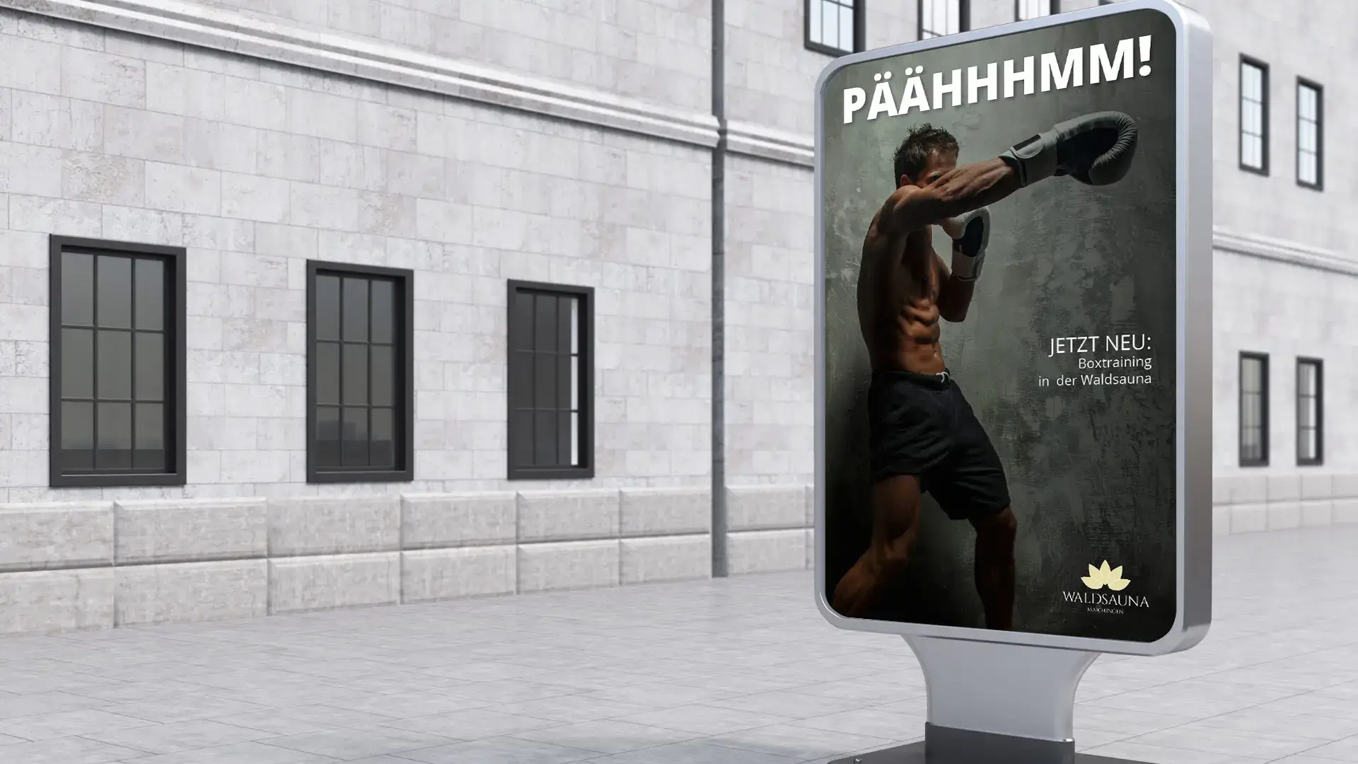 Werbung für Boxtraining in der Waldsauna, mit einem muskulösen Boxer, der einen Schlag ausführt. Der Hintergrund zeigt eine graue Wand, während der Slogan "PÄÄHHHHM!" groß und auffällig platziert ist.